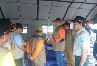 Kepala BNPB didampingi BPBD dan Sekda Provinsi Bengkulu memantau kondisi lapangan.