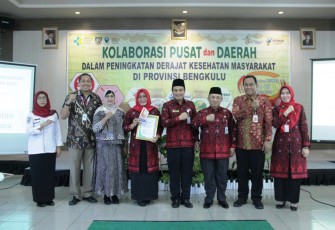 Sekretaris daerah Nopian Andusti Dan Kepala Dinas Kesehatan Provinsi Bengkulu Herwan Antoni Foto Bersama 