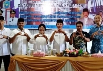Sekretaris Dinas Perpustakaan dan Kearsipan Muhammad Nazar Foto Bersama