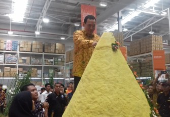 Komisaris Utama PT Berkarya Makmur Sejahtera Hoetomo Mandala Putra Dalam Grand Opening GORO 