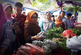  Asisten II Pemerintah Kota Bengkulu Dra. Zuliyati dan Kepala Dinas Perindustrian dan Perdagangan Kota Bengkulu Dewi Dharma Melihat Bahan Pokok 