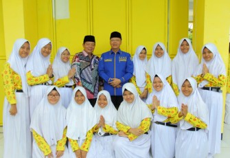 Gubernur Bengkulu Rohidin Mersyah Foto Bersama Sisiwi SMAN 10 Pentagon Kaur