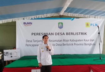 Bupati Kaur Gusril Pausi, S.Sos saat membuka acara Peresmian Desa Berlistrik Desa Tanjung Aur Kecamatan Maje 
