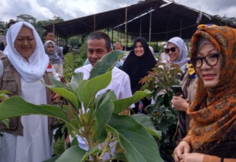 Mbak Tutut saat berkunjung ke Pesantren Markaz Syariah di Megamendung, Bogor, Jawa Barat