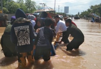 Personil Menwa membantu evakuasi korban terdampak banjir di Kota Bengkulu PEMERINTAHAN
