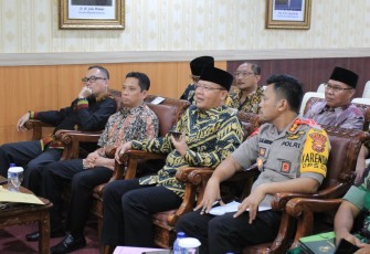 Gubernur Bengkulu Rohidin Mersyah  Saat Melakukan Video Confrence Pemantauan Pemilu