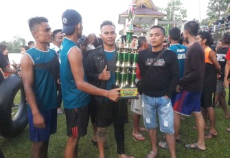 Pertandingan Pacu Tongkang Melawan Arus, Tim Dayung Desa Ganting Damai Dominasi Podium