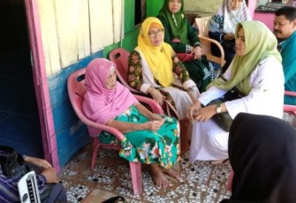 Direktur RSHD Kota Bengkulu dr Lista Cherylviera Dampingi Nenek Maini 