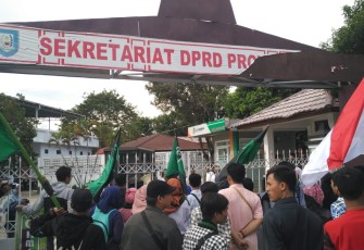 Puluhan Mahasiswa HMI Gelar Demo di Depan Kantor DPRD Provinsi Bengkulu