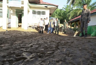 Pasca Banjir, Sekda Tembus Daerah Tersapu Banjir Bandang