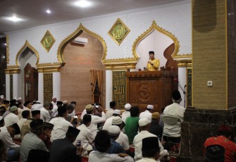 Tarawih Perdana, Gubernur Bengkulu Serukan Tingkatkan Ketaqwaan