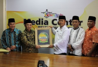 Sekretaris Daerah Provinsi Bengkulu Nopian Andusti dan Sekda Kabupaten Mukomuko Marjohan Husein