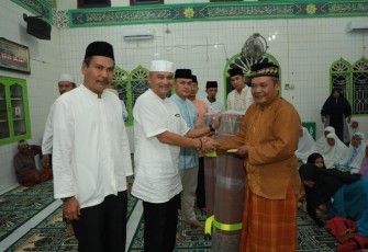Kadis Kominfo Kabupaten Asahan saat menyerahkan bantuan kepada kaum Dhuafa di Mesjid An Namirah, Kedai Ledang, Kisaran Timur, Asahan. Selasa, (14/5/2019). Foto : TP. Simbolon/KlikWarta.com