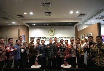 Gubernur Bengkulu Rohidin Mersyah Foto Bersama 