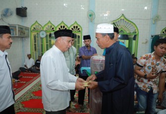 Plt. Bupati Asahan, Surya menyerahkan bantuan kepada Mesjid Al Falah.