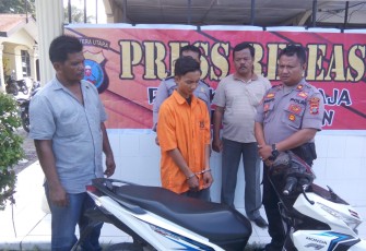 Kapolsek Pulau Raja, Iptu Rianto saat menunjukan tersangka dan barang bukti pencurian.