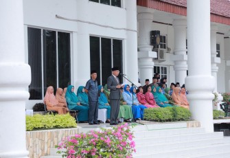 Plt. Bupati Asahan, Surya saat membacakan pidato Menkoinfo RI di halaman Bupati Asahan, pada perayaan Harkitnas 2019.