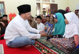 Bagi Takjil, Rohidin Tebarkan Semangat Berbagi di Bulan Ramadhan