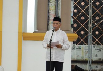 Plt. Bupati Asahan, Surya saat menyampaikan sambutan pada acara peringatan malam Nuzulul Qur'an di Mesjid H. Achmad Bakrie Kisaran.