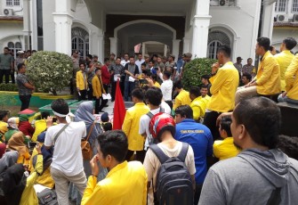 Para Mahasiswa melakukan aksi damai di Kantor DPRD Kab. Asahan. Rabu, (22/5/2019). Foto : TP. Simbolon/KlikWarta.com