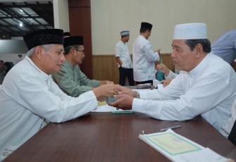 Plt. Bupati Asahan, Surya saat  menyerahkan ZIS kepada Baznas Kabupaten Asahan.