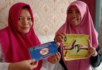 Inspektur IPDa Bengkulu Selatan Diah Winarsih S.H Pasang Stiker Anti Uang Tips di OPD   