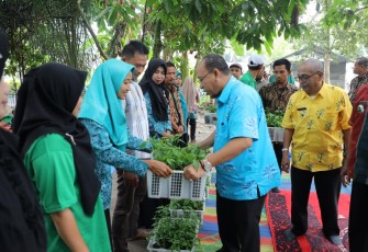 Asisten II Ekbang Jhon Hardi Nasution Mewakili Pemkab Asahan Memberikan Bantuan Bibit Cabe Kepada Masyarakat Urung Pane