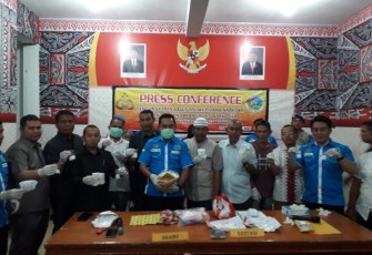 Kapolres Asahan, AKBP. Faisal F. Napitupulu bersama Satresnarkoba Polres Asahan dan beberap anggota DPRD Kabupaten Asahan saat menunjukkan barang bukti Narkoba jenis Sabu dan Ekstasi dalam Konfrensi Pers di Aula Polres Asahan. Senin, (13/5/2019). Foto : TP. Simbolon/KlikWarta.com