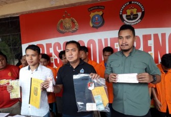 Didampingi, Kasat Reskrim, AKP. Ricky Pripurna Atmaja dan Kanit Tipikor, Iptu Agus Setiawan, Kapolres Asahan, AKBP. Faisal F Napitupulu saat menunjukkan barang bukti tindak kejahatan dari 11 tersangka di Mapolres Asahan. Sabtu, (11/5/2019). Foto : TP. Simbolon/KlikWarta.com