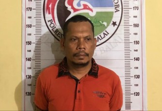 Tersangka yang berhasil diamankan Satres Narkoba Polres Tanjung Balai beserta barang buktinya.