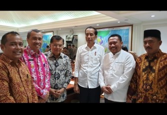 Presiden Republik Indonesia Joko Widodo dan Wakil Presiden Jusuf Kalla Foto Bersama Usai Rapat Kabinet Terbatas 