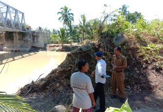 Plt Bupati Bengkulu Selatan Gusnan Mulyadi Pantau Lokasi Pembangunan Jembatan 