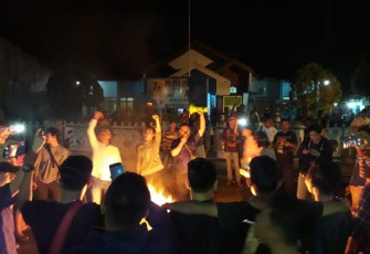 Puluhan Masyarakat dan Mahasiswa Lakukan Aksi Damai di Depan Kantor PLN Rayon Kisaran 