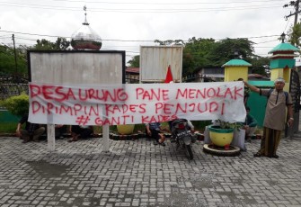 Warga Membentang Spanduk bertuliskan Ganti Kades di Kantor Dinas PMD Kabupaten Asahan
