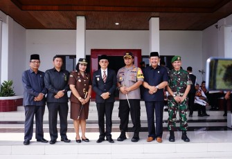Bupati Bengkulu Selatan Gusnan Mulyadi Foto Bersama 