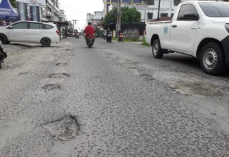 Kondisi Jalan Diponegoro Kota Kisaran Yang Banyak Ditemukan Lubang di Sepanjang Badan Jalan