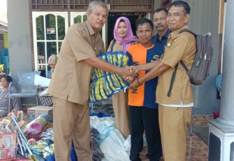 Kabid Linjamsos Dinas Sosial Bengkulu Selatan, Sasmuarsan S.Sos Salurkan Bantuan 