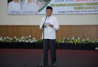Plt. Bupati Asahan, Surya, saat memberikan kata sambutan dalam acara buka puasa bersama dengan tim Safari Ramadhan di Pendopo Rumah Dinas Bupati Asahan.