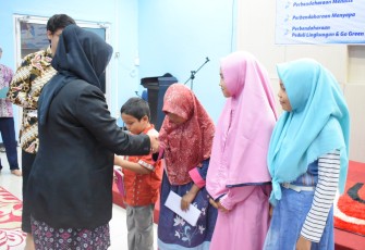 Kepala KPPN Mukomuko, Ibu Yessy Silvia Maharini saat melaksanakan kegiatan Perbendaharaan Berbagi yang dilaksanakan di Aula KPPN Mukomuko