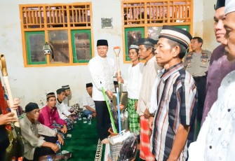 Gubernur Bengkulu Rohidin Mersyah Berikan Bantuan Kepada Warga Desa Genting 
