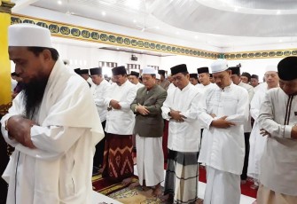 Bupati Seluma Bundra Jaya Sholat Ied di Masjid Agung Baitul Falihin