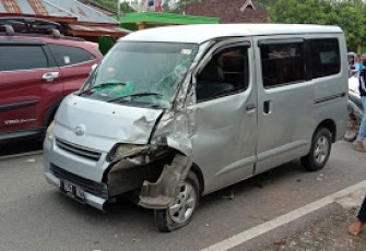 Kondisi mobil pasca menabrak kendaraan parkir