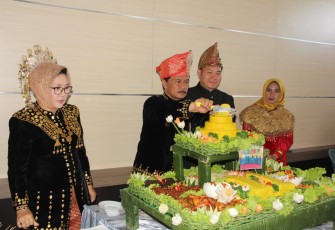 Bupati Potong Tumpeng HUT Kabupaten Benteng