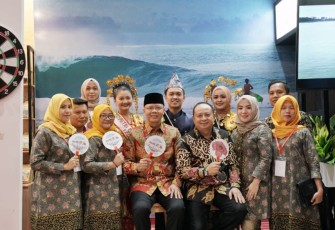 Gubernur Bengkulu Rohidin Mersyah Foto Bersama 
