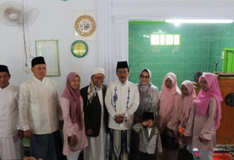 Bupati Bengkulu Tengah Ferry Ramli dan Wakil Bupati Septy Periyadi Solat Idul Fitri Bersama 