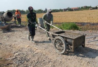 Dengan Gerobak Tua Pratu Aris Hantarkan Kemakmuran Bagi Warga Sasaran TMMD
