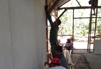 TNI Mulai Pasang Dinding Rumah Mbah Rakimin  
