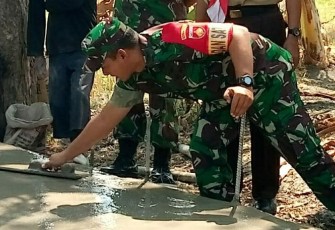 Pak Ndan Juga Ikut Ngecor Jalan TMMD