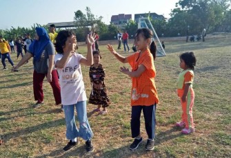 Satgas TMMD Ajak Senam Anak-Anak Desa Sasaran