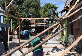 TNI Pilihkan Kayu Berkualitas Untuk Merehab Rumah Mbah Kholil